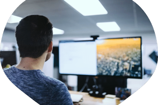 The inadvertent practice of Shadow AI within companies creates security gaps and demands strengthening digital defense through effective policies and controls.